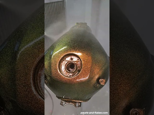 Pintura del tanque de la motocicleta con METAL FLAKES COSMIC® BLUEGREEN Y GREENORANGE de STARDUST