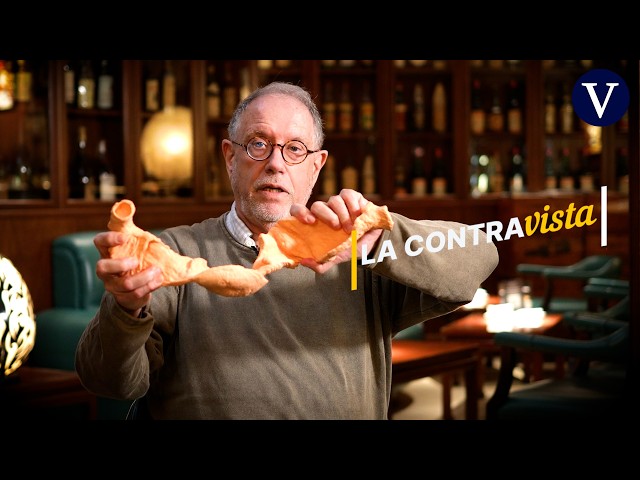The man who performed the first heart transplant in Spain shows what a heart looks like inside.