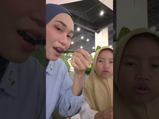 Makan Wafflecone original yang enak banget ada di PVJ 