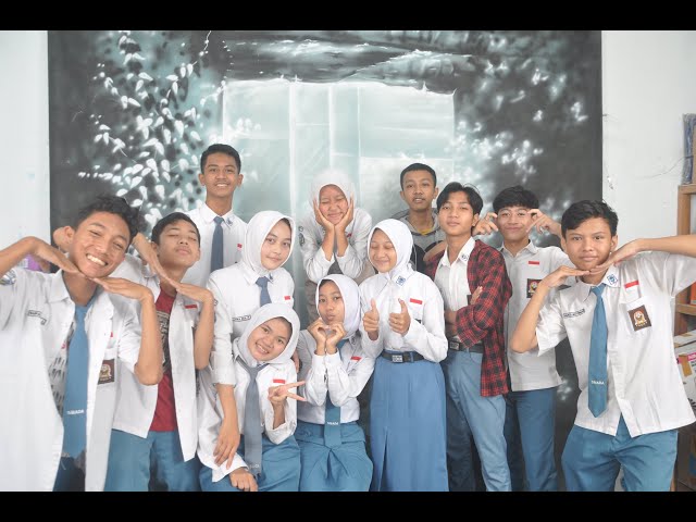 Proses Pembuatan Mading Kumpulan Biografi dan Puisi Siswa untuk Menguatkan Literasi