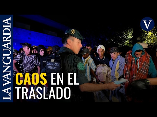 Migrantes corren hacia el puerto de Ceuta para conseguir una de las plazas del campamento