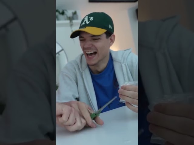 Thijs krijgt giftig middel op zijn hand ☠️