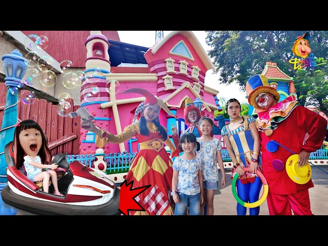 Meeting a Funny Clown Playing with Soap Bubbles, Balls, and Bumper Cars at Dufan