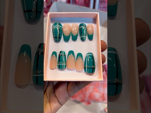Unboxing my custom nail set by @StephaniefromColebrook Arts #nailart #nails#presson #smallbusiness