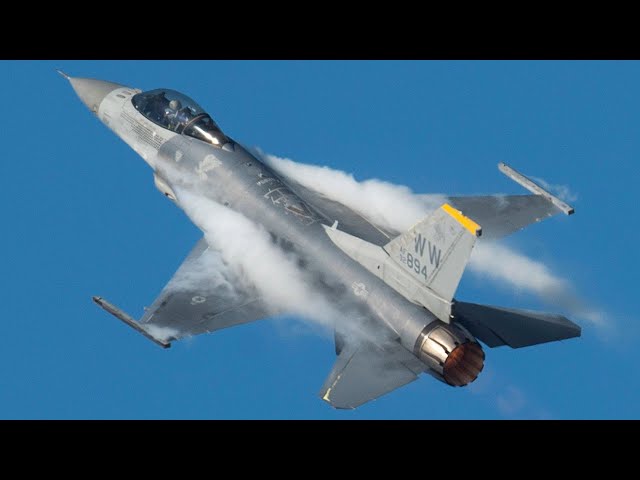 Showing Off the F-16 Flight Capabilities to Its Extreme