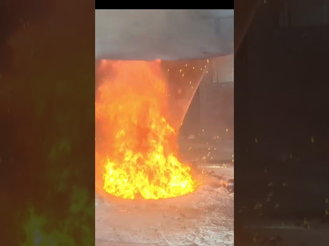 Manufacturing process of cast iron pans by melting iron in a 1300°C furnace.