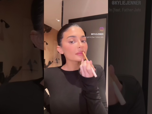 Kylie Jenner Lip Tutorial💋💄#lipstick#fypシ  #kyliejenner #beautytips#shorts #youtubeshorts #fyp