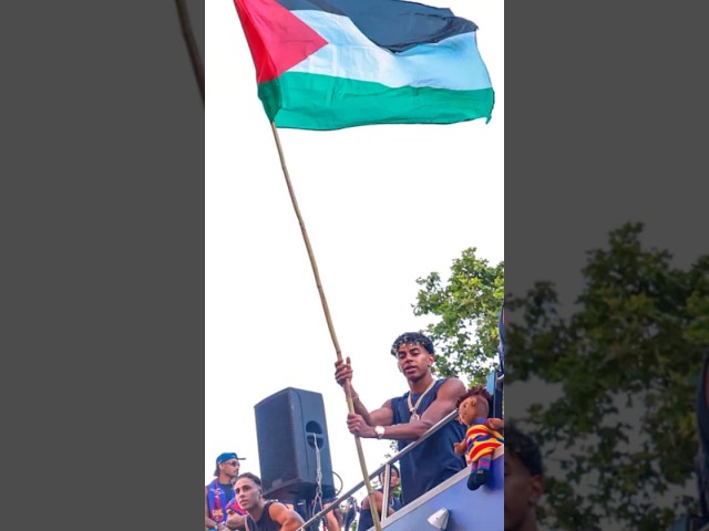 Flick allows Yamal to wave Palestinian Flag at Barca Bus Parade #yamal #fcbarcelona #palestine