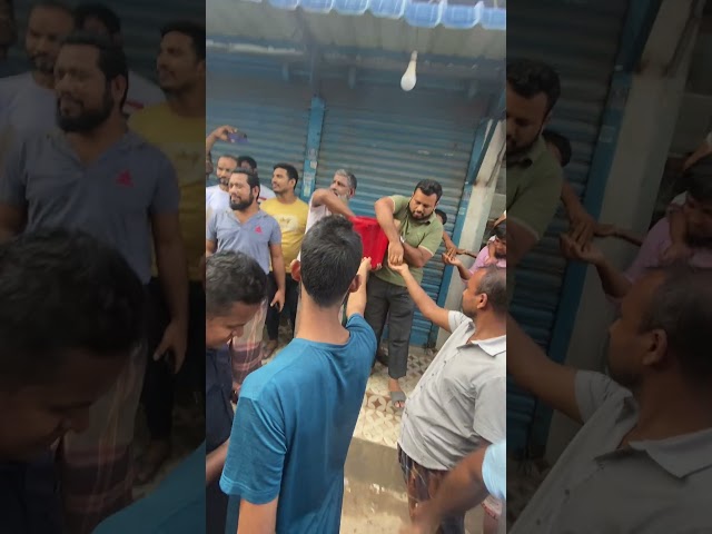 জনগণ কে কিসমিস খাওয়ালো হাসিনার পালানোর খুশিতে  দেশ স্বাধীন এর খুশিতে মুদির দোকান মালিক