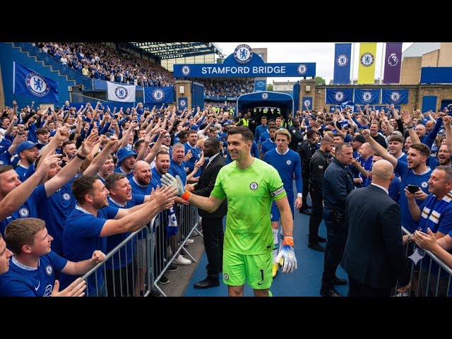 EMI MARTÍNEZ GETS HEROES' WELCOME AT STAMFORD BRIDGE! 😱 CHELSEA FANS GO WILD AHEAD OF BRIGHTON!