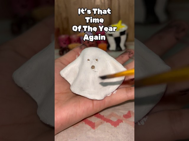 A quick 20 sec tutorial of making clay ghost . Save this for Halloween 🎃