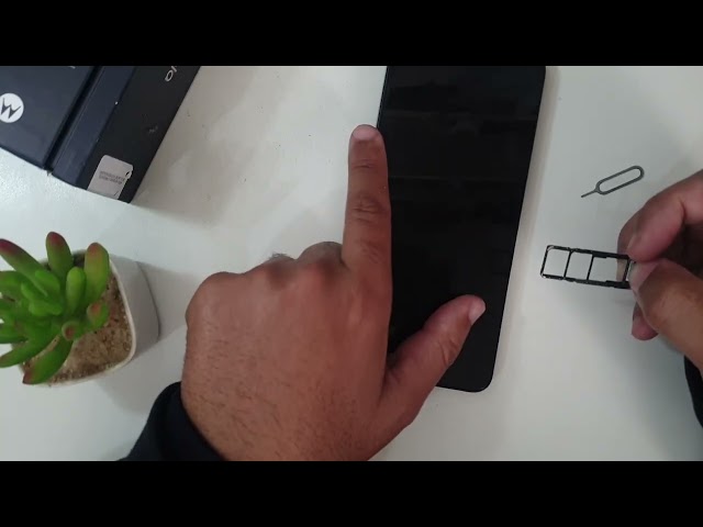 How to insert the SIM card into the Motorola Moto G32