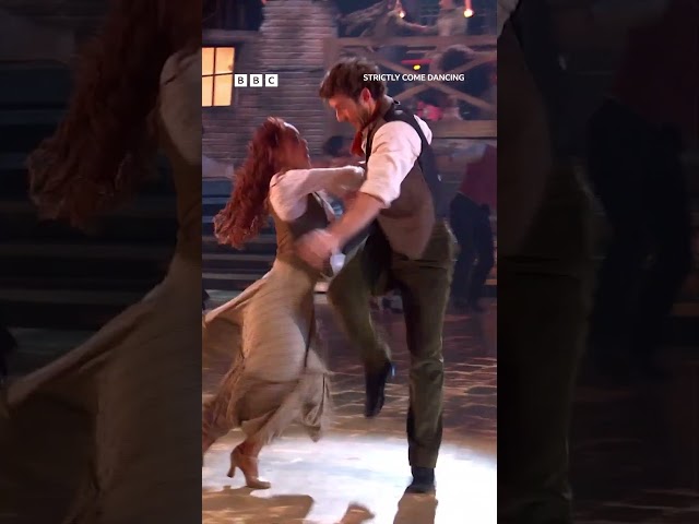George and Alexis are right at home in this routine. Consider ourselves impressed! 😍