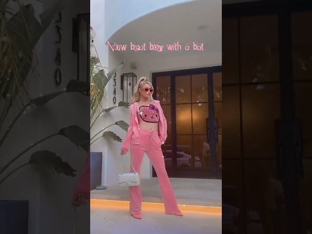 Some tracksuit hotness for your feed 💋✨ Get yours today with the link in my bio! 😘🥂  ThatsHot