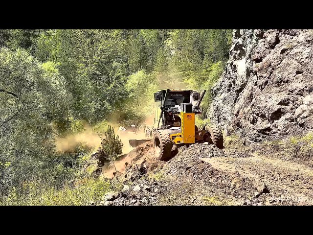 Was the Deere 670 Grader able to repair the road over the cliff? #grader #motorgrader