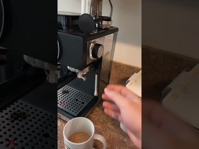 Fresh espresso, the express-o way ☕ Grind and brew with this Cusimax espresso maker with grinder
