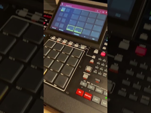 Flipping 🔥🔥 samples over some hard drums 🥁 on #MPC
