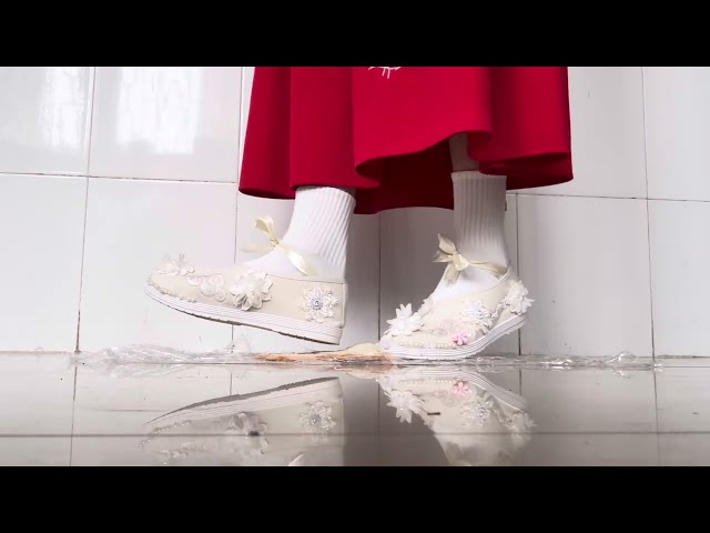 Step on 🍞绣花鞋踩面包