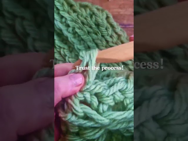 Try a super-sized crochet hook for big, soft chunky scarf! #crochet #crochetpatterns