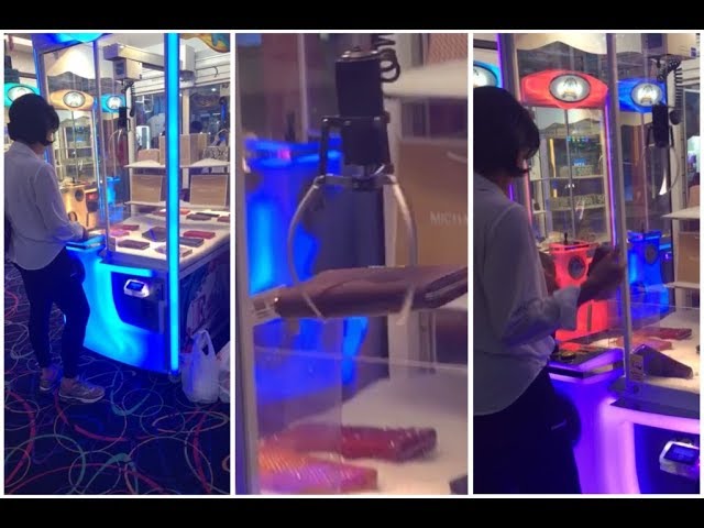 WOMAN ALMOST GETS A MICHAEL KORS WALLET FOR A DOLLAR - Claw Machine