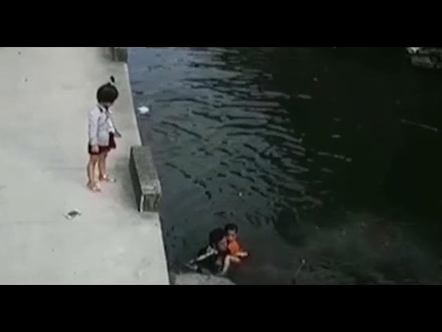 Delivery man rescues drowning girl | CCTV English