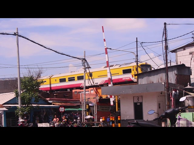 Kereta Kesehatan Lewat Atas Rumah Warga