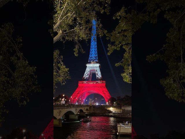 A Torre Eiffel ganhou as cores da França para celebrar os 400 anos da Marinha Francesa.