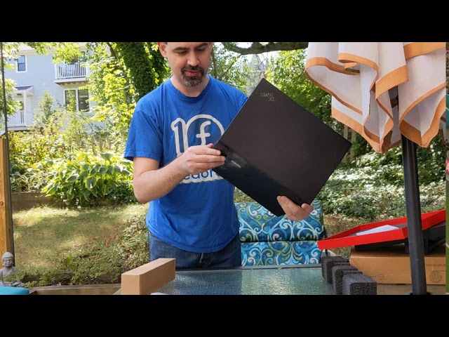 Unboxing Lenovo ThinkPad X1 Carbon Gen 8 with Fedora Workstation