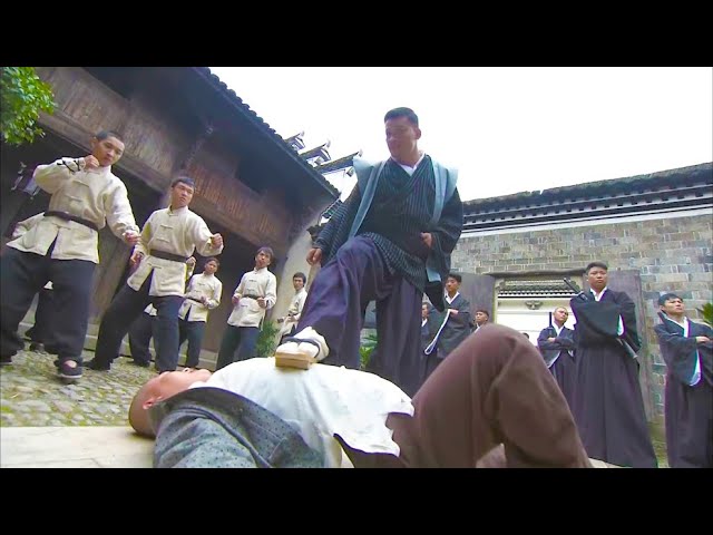 [Movie Version] The top warrior is arrogantly, enraging the master to kick him away with one blow.