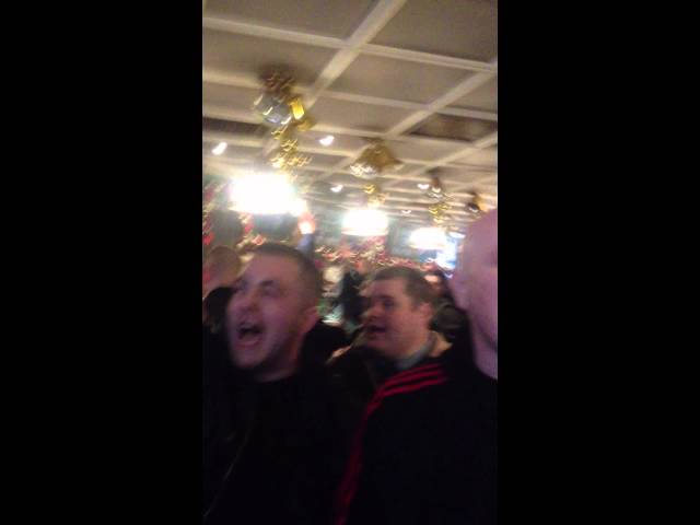 The real Man United fans singing in the pub!