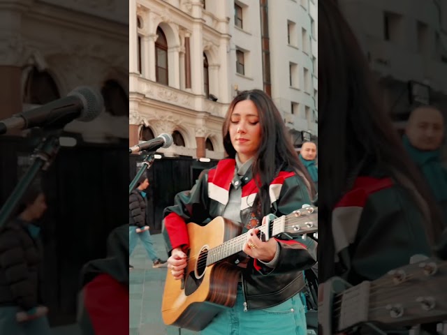 Can't Help Falling In Love on a freezing London street… and the crowd just kept growing ❤️