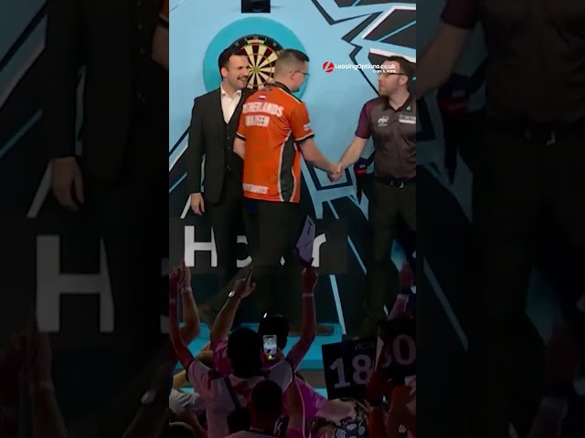 Wait for that beat drop Gian van Veen! 🤣🎶 #darts #shorts