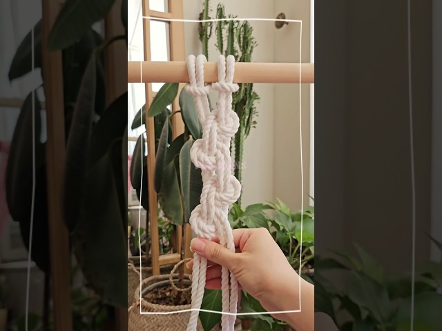 Trendy & Easy #macrameknot #macrame #diy #macrametutorial #handmade #wallhanging #diykeychain #knot