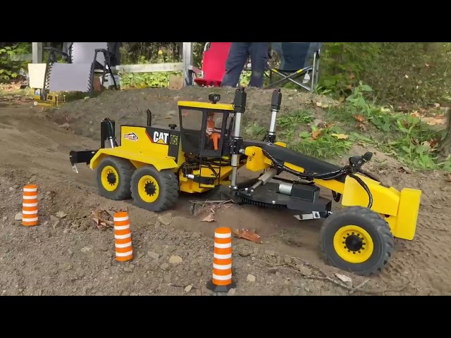6x6 grader action in this great sunny day on RC construction