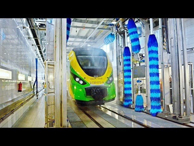 Szynobus Newag 222M myty w super myjnii otwartej przez Koleje Mazowieckie.