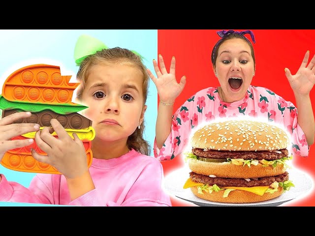 Ruby and Bonnie Guess What's in the Box and Pop It Challenge