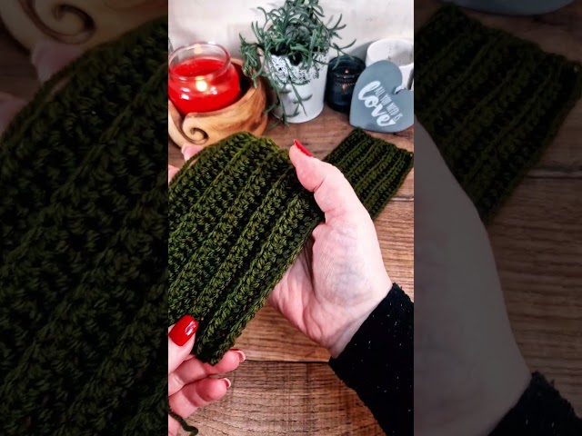 The perfect fast Christmas gift! 🎁✨This Twisted Ear Warmer is a cosy crochet one-row repeat 💛