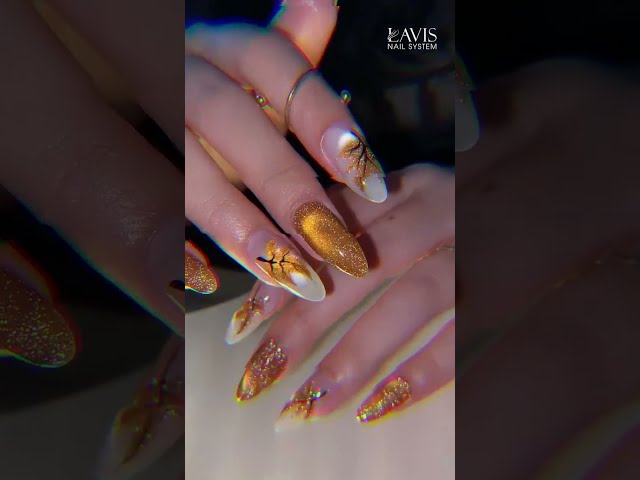 ✨💅🏻Fall in love with the deep, magnetic shift of LAVIS Amber Crystal Cat Eye.🧲🍂