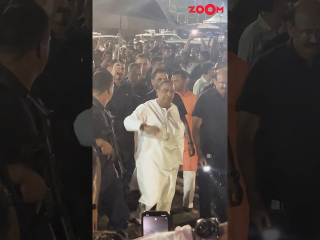 Mukesh Ambani arrives in a simple Kurta at his Ganpati Visarjan #shorts #mukeshambani