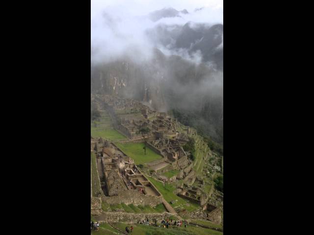 Ciudad de los Incas: En el tour con el guía turístico en Machu Picchu