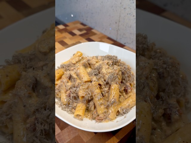 Pasta alla Norcina 🇮🇹 recipe and longform video up on the newsletter!