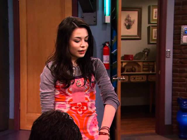 iCarly: "iSaved Your Life: iSmooch"
