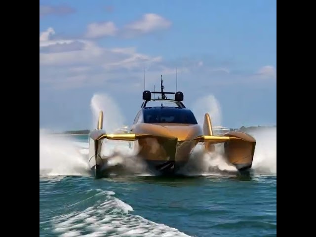 Trimaran speeding the inlet