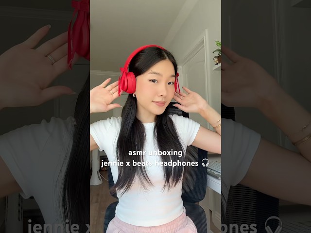 the bows!! 😩 these are the cutest headphones ever #jennie #jenniexbeats #beatsbydre