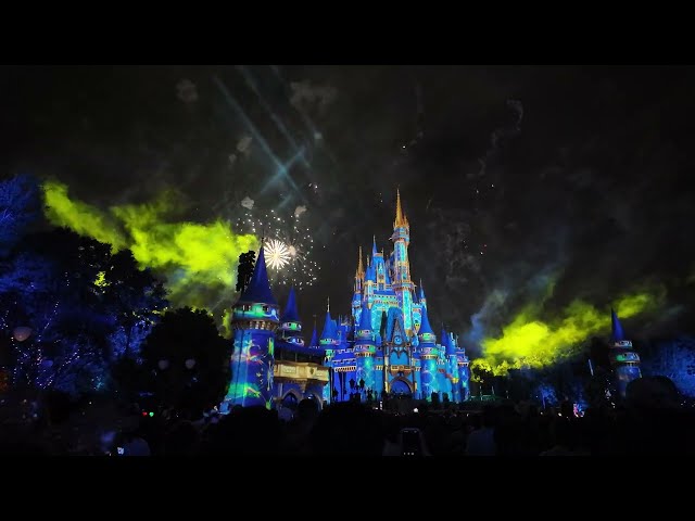 Minnie’s Wonderful Christmastime Fireworks at MVMCP ! Magic Kingdom, Walt Disney World | DEC25