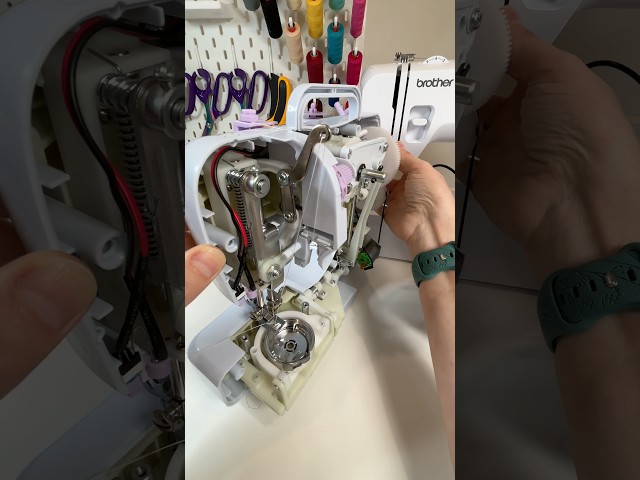 Let’s take a look inside a 12 stitch mini sewing machine 👀