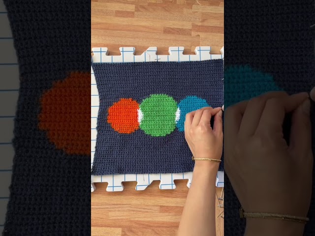 adding the final touches to my Letterboxd crochet! 🎥 🧶 #letterboxd #crochet#crochettapestry #shorts