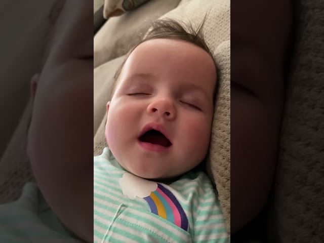 طفل جميل يحلم بأمة Baby say mom during sleeping
