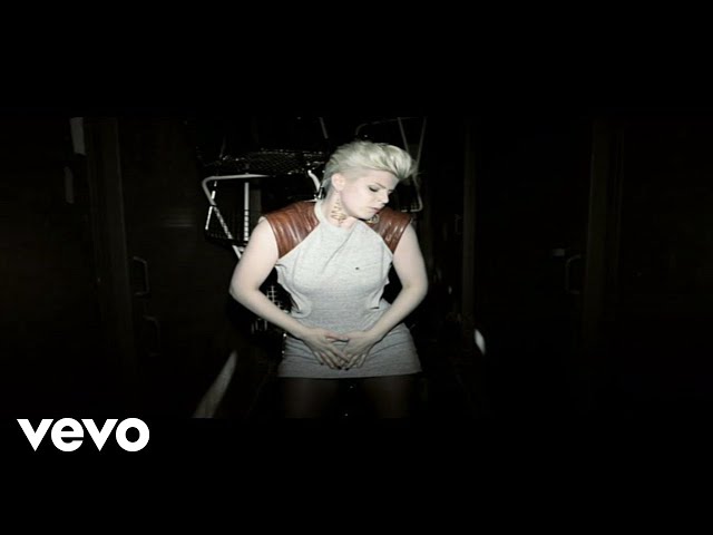 Robyn - Dancing On My Own (Official Music Video)