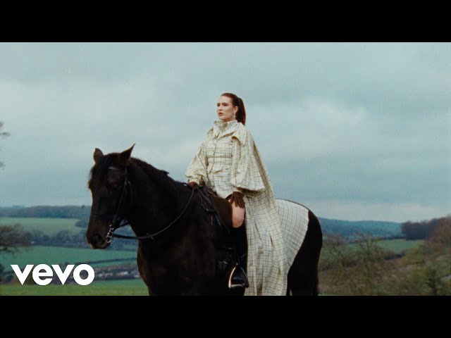 Mimi Webb - Ends In Y (Official Music Video)